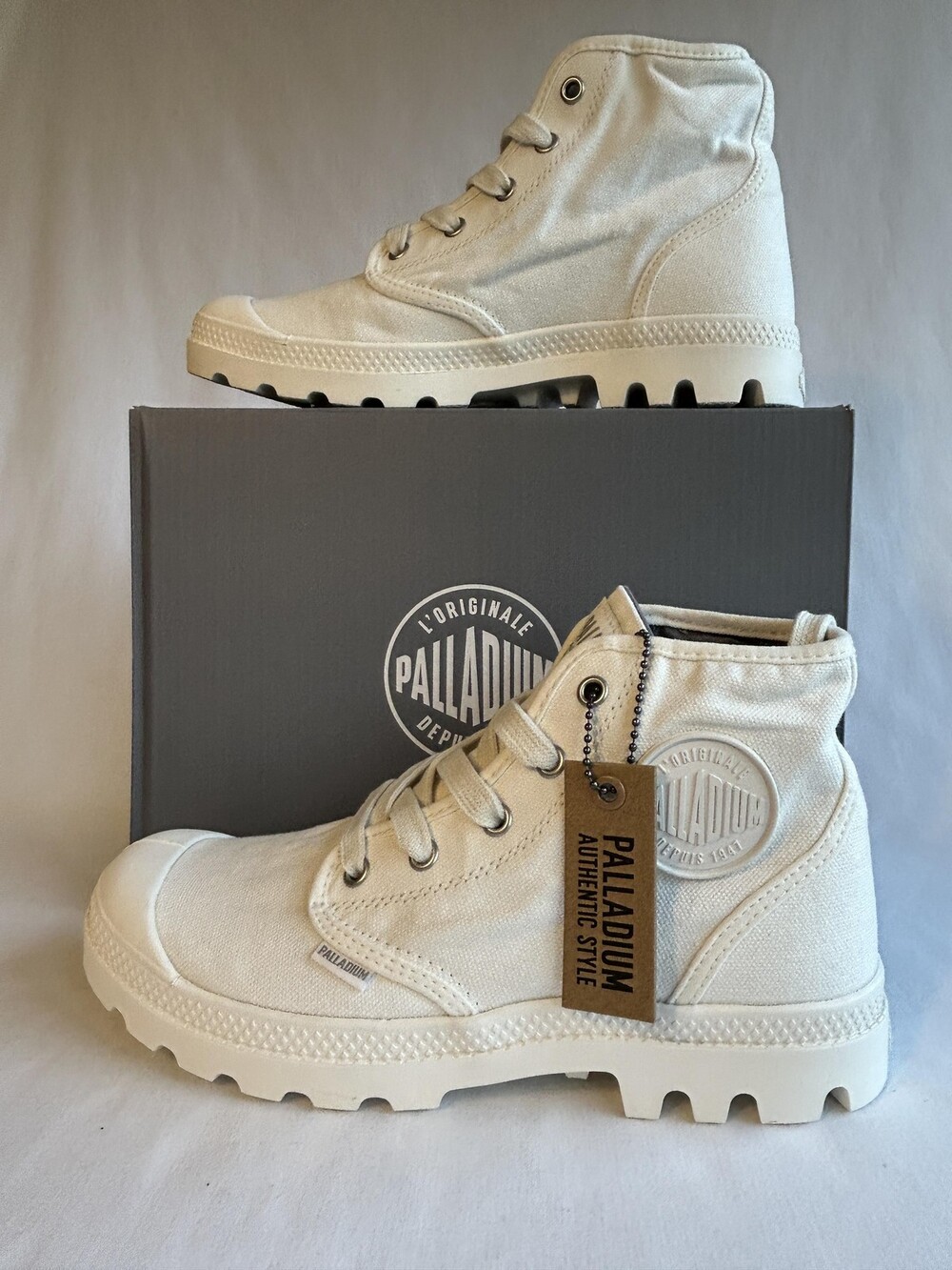 Palladium Pampa Hi Boots Womens Size 8.5 Star White Canvas Lug Sole